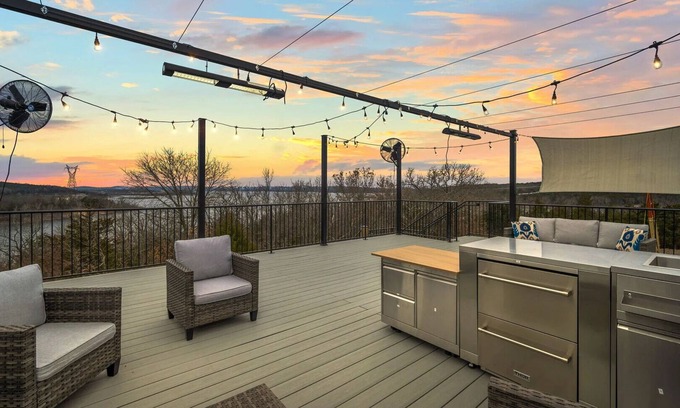 Table Rock House | LakeFront+Rooftop Deck+IndoorPool+HotTub+FirePit