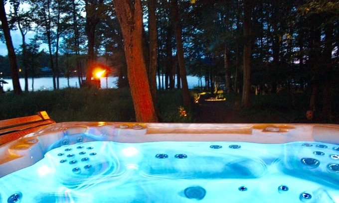 Tobyhanna House | Lakefront Ski Chalet w/year-round Hot Tub near Camelback