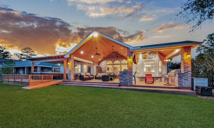 French Quarter House | LAKEFRONT/SWIM-SPA/COVERED BOAT LIFT/LAWN MAINTENANCE INCLUDED W 6 MTH RENTAL