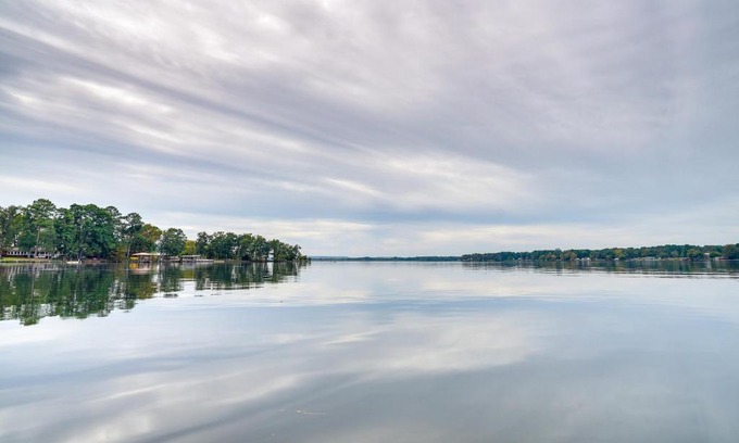 Lone Star House | Lakefront Texas Abode with Kayaks, Fire Pit and Patio!