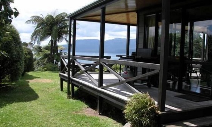 Lake Tarawera House | LAKEHOUSE WAITANGI COMFORTABLE FAMILY LOCKWOOD ON THE WATERFRONT WITH JETTY
