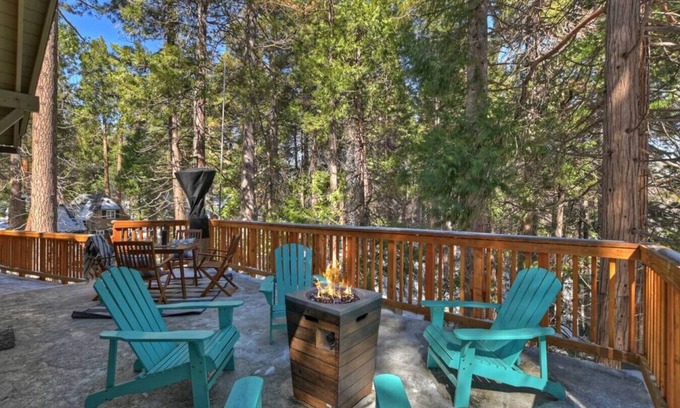 Lake Arrowhead Ski Chalet | Lakes Edge Lodge A-frame steps away from the lake