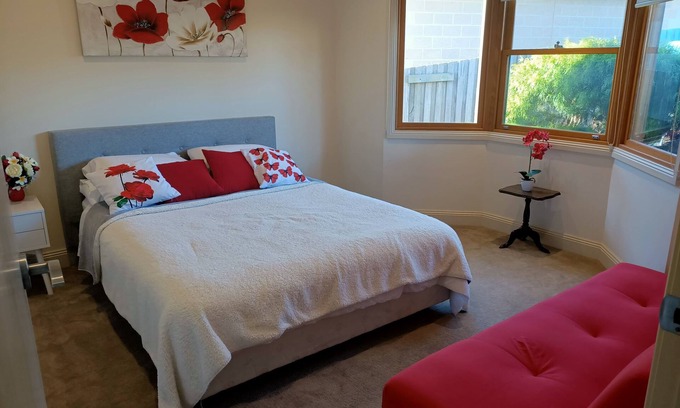 Lakes Entrance House | Lakes Guest House: Unit with private entrance sleeps 8