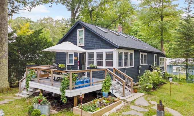 Mount Sunapee House | Lakeside Cabin, Perfect for Fall Foliage Viewing! Pet Friendly!