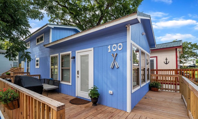Willis Cottage | Lakeside Comfy King Bed Cottage Getaway in Conroe!