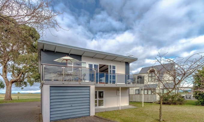 Wharewaka House | Lakeside Delight with Mountain Views
