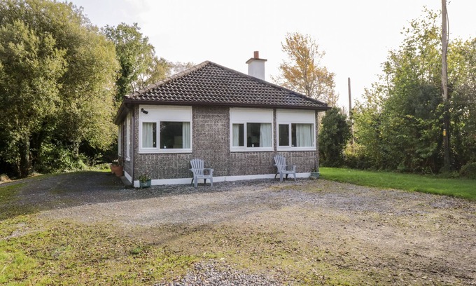 Ballinrobe Cottage | LAKESIDE, family friendly, with open fire in Ballinrobe, County Mayo