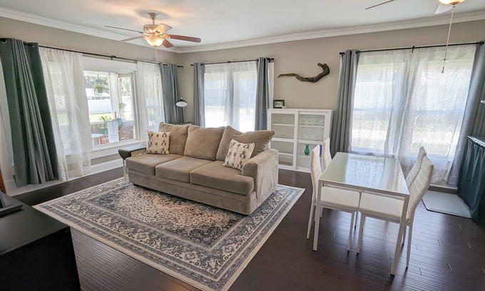 Lakeland Apartment | Lakeside historic home in the heart of Lakeland! Enjoy lake views from porch.