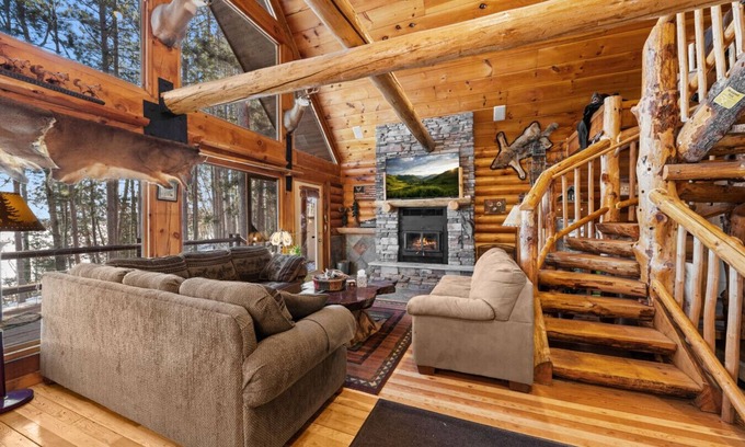 Siren House | Lakeside Log Cabin: 5BR Stunning Views & Game Room