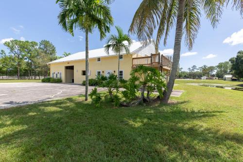 Loxahatchee Groves Apartment | Lakeside main Level Appt