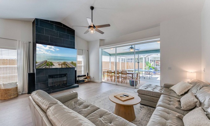 Lake Shore Estates House | Lakeside Oasis: Your Private Pool Escape at Tarpon Springs Lake