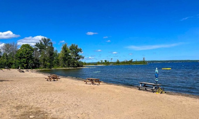 Port McNicoll Cabin | Lakeside Retreat: Steps to Beach