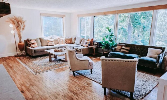 Sagle House | Lakeside Retreat With Hot Tub, Amazing Views, And An Animal Sanctuary!