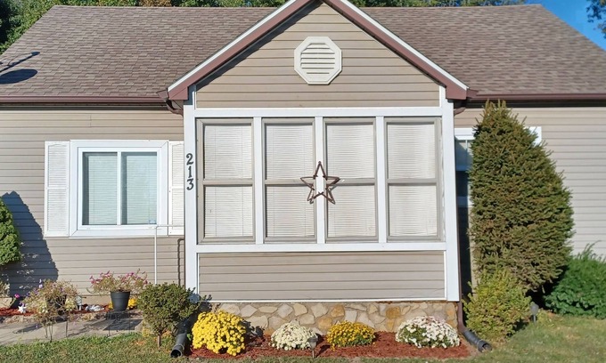 Ina House | Lakeside Shady Rest Home Away from Home blocks from Rend Lake and I57/I64