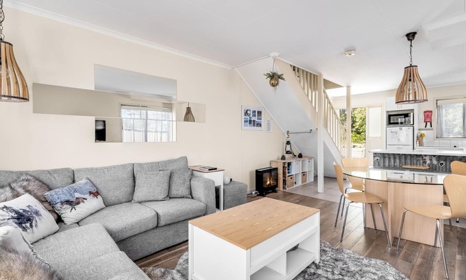 Jindabyne House | Lakeside Townhouse - 2BR Modern Townhouse l Lake Views l Balcony l Walking Distance To Town