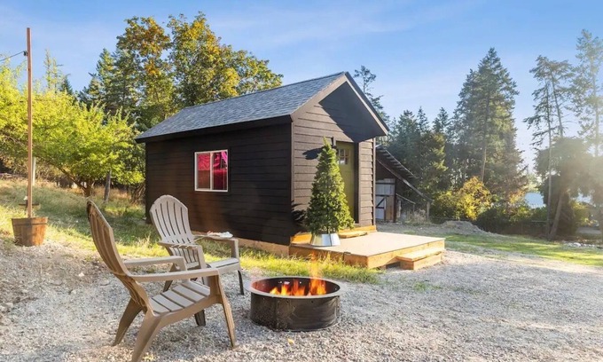 Lakeside Cottage | Lakeside’s Cozy Tiny House Escape - Walk to Beach & Downtown - Pet-Friendly
