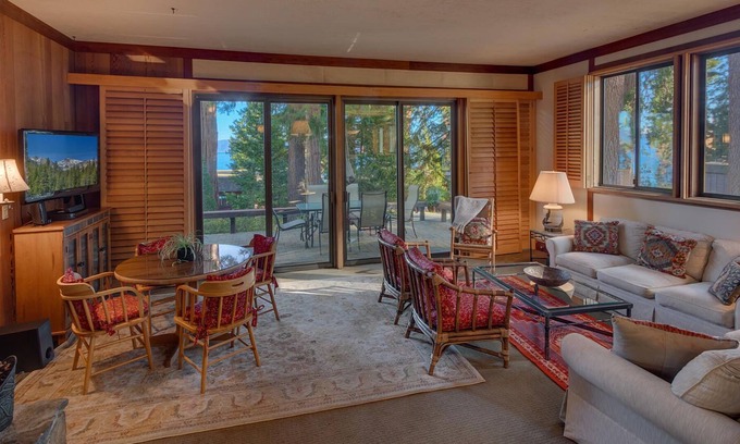 Tahoe Tavern House | Lakeview -10 minutes to Palisades Tahoe & Walk to Town!