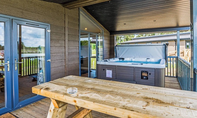 Woodhall Spa Ski Chalet | Lakeview 2 Pet Friendly