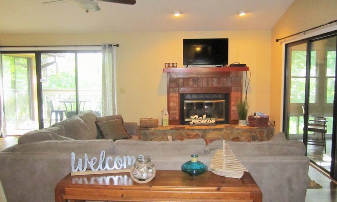Salem Condo | Lakeview 2BR-2 1/2BA Condo in Keowee Key Resort