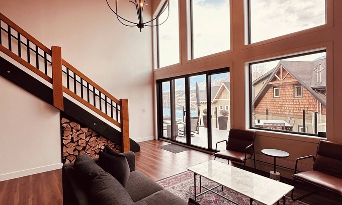 East Kootenay House | Lakeview Cabin.Private Beach.Walking Distance to Downtown