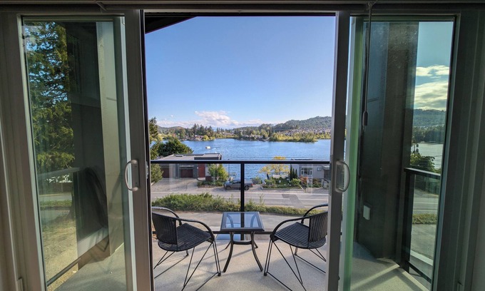 Langford House | Lakeview Hideaway