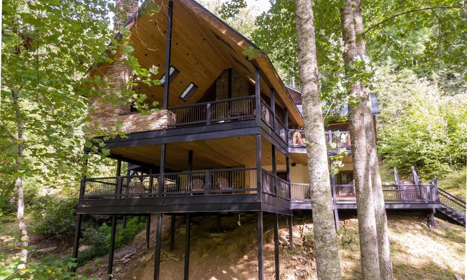 Boone Cabin | Lakeview- hot tub, pet friendly, lake views, catch and release fishing