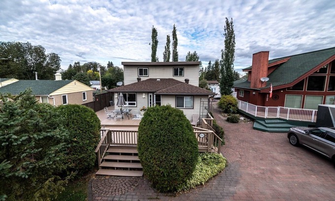 Central Alberta House | Lakeview House in Alberta Beach with Wrap Around Deck