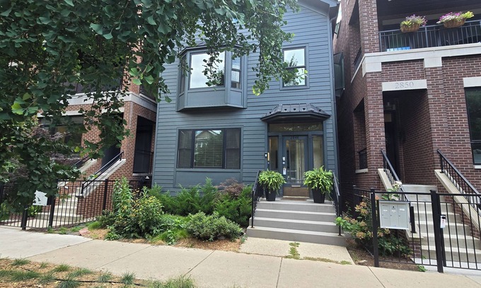 Lakeview Apartment | Lakeview/LincolnPark 2BR/1BA Updated Vintage Apartment in walkable neighborhood