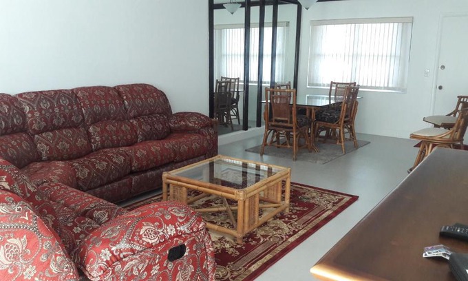 Downtown Apartment | Lakeview Manor 2