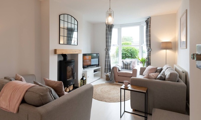 Rhosneigr House | Lakeview : Stylish 4‑Bed Home Near Maelog Lake in Rhosneigr | Managed by Anglesey Holiday Lettings