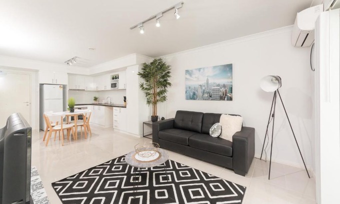 Rockingham Apartment | Lakeview Suite 05