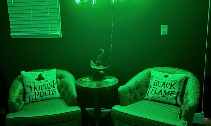 Salem Apartment | Lallys House, Historic Salem. Steps from common & Halloween events-Themed rooms!