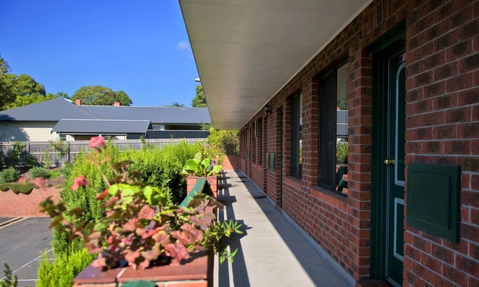 Oakleigh Hotel | Lamplighter Motel
