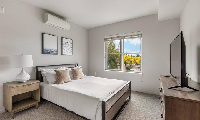 Hayden Island Apartment | Landing | Amazing 2BD, Gym, Courtyard