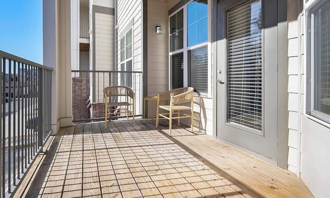 Paw Creek Apartment | Landing at Eleven240 - 1 Bedroom in Wedgewood