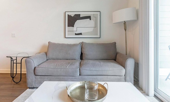 Davenport Apartment | Landing at Florence Villa - 3 Bedrooms in Four .