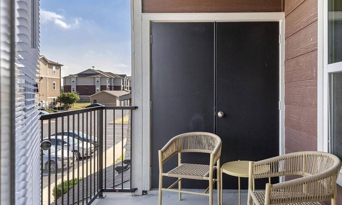 Brooks City Base Apartment | Landing at The Anderson at Brooks - 1 Bedroom in Stinson Airport Vicinity