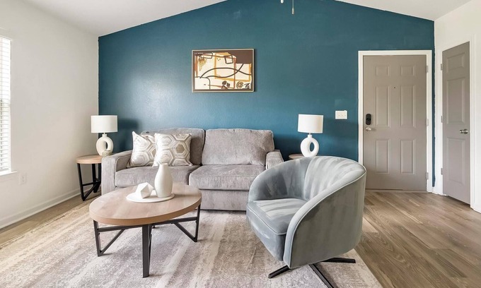 Murfreesboro Apartment | Landing | Beautiful 1BD, Clubhouse, Courtyard
