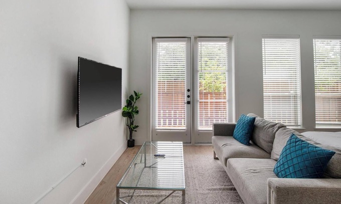 Denton Apartment | Landing | Modern Studio, Gym