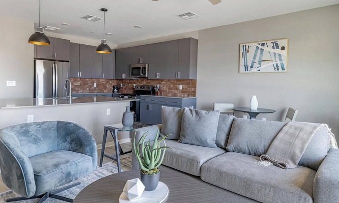 Warehouse District Apartment | Landing | Spectacular 1BD, Rooftop Lounge