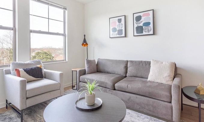 Richmond Apartment | Landing | Spectacular 2BD, Gym