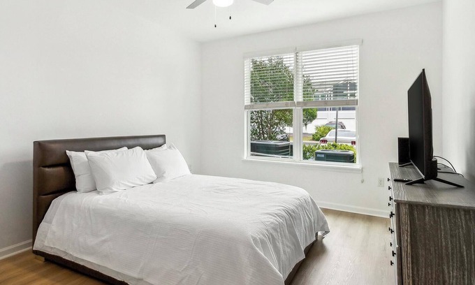 Eden Apartment | Landing | Stylish 1BD, Pool, Gym