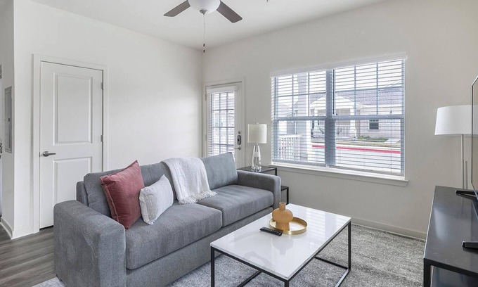 Fort Worth Apartment | Landing | Stylish 1BD, Gym, Yoga Studio