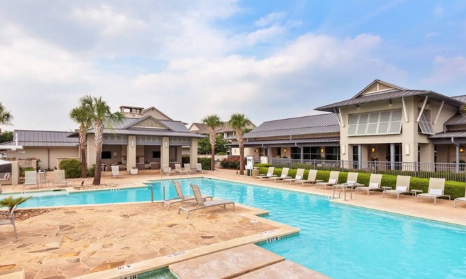 Buda Apartment | Landing | Stylish 2BD, Pool, Yoga Studio