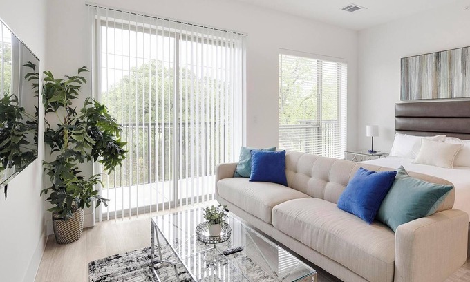 Denton Apartment | Landing | Stylish Studio, Gym
