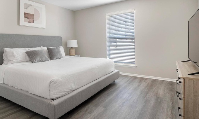 Homewood Apartment | Landing | Stylish 1BD, Clubhouse, Gym