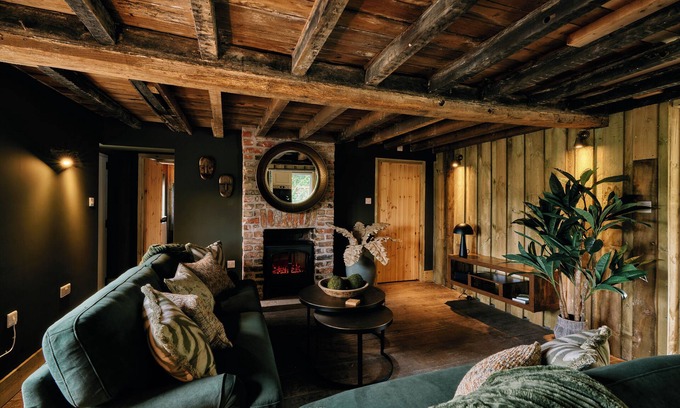 Tatton Park House | Landlords Cottage was once the village pub, now a characterful holiday retreat in the heart of Lower Withington, Cheshire.
