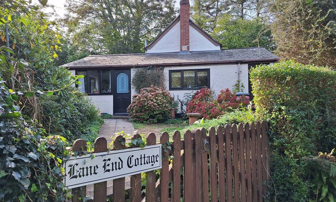 Honiton Cottage | LANE END COTTAGE, with open fire in Dalwood