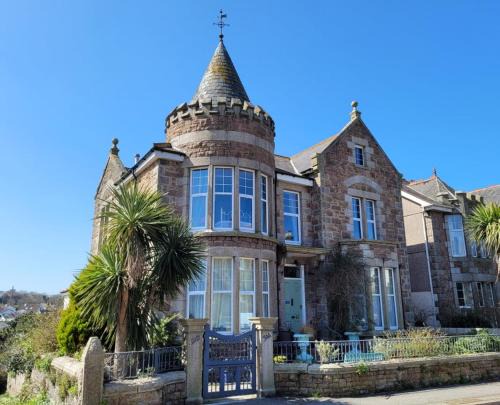 Redruth House | Lansdowne Simply Stay