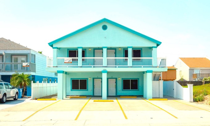 South Padre Island House | Lantana Retreat – Sleeps 28 w/Private Pool